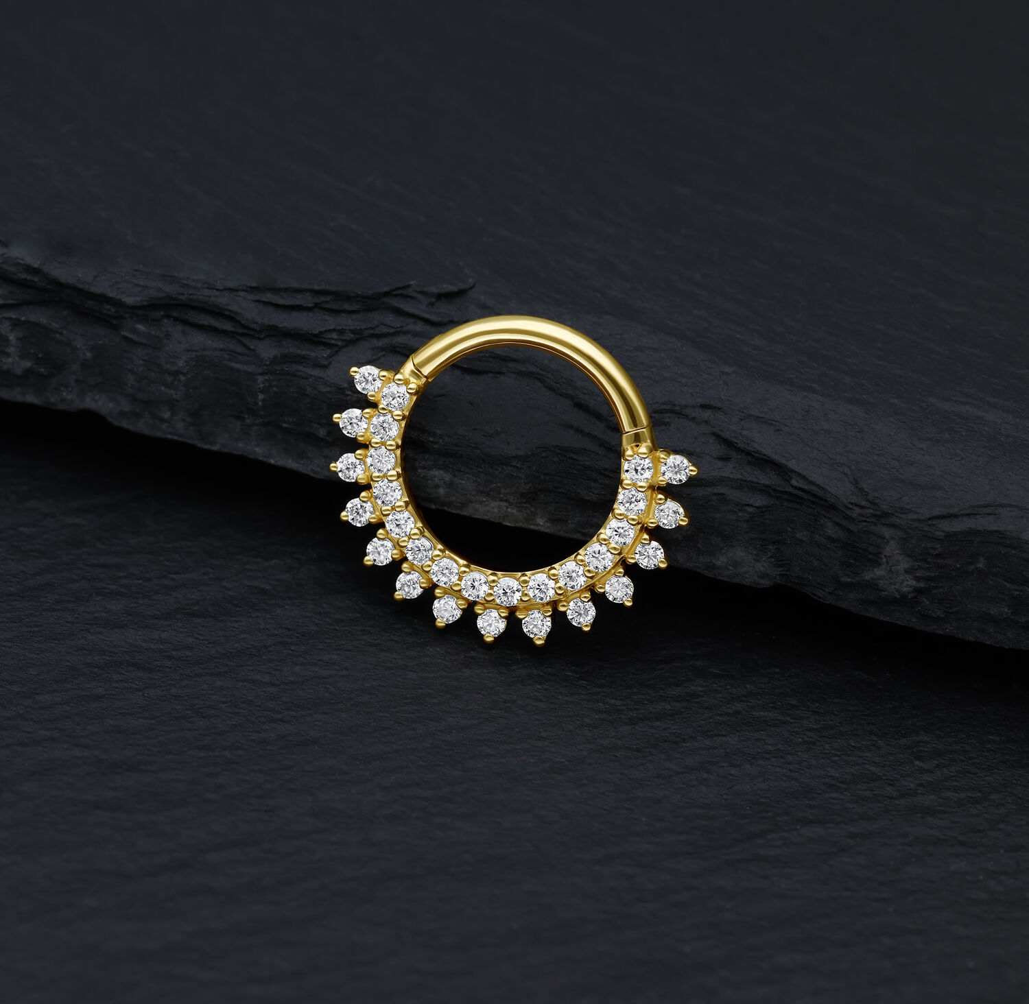 14K Gold Moissanit Septum Piercingring Goldener Septumring mit Moissanit-Sonnenstrahlen auf schwarzem Hintergrund