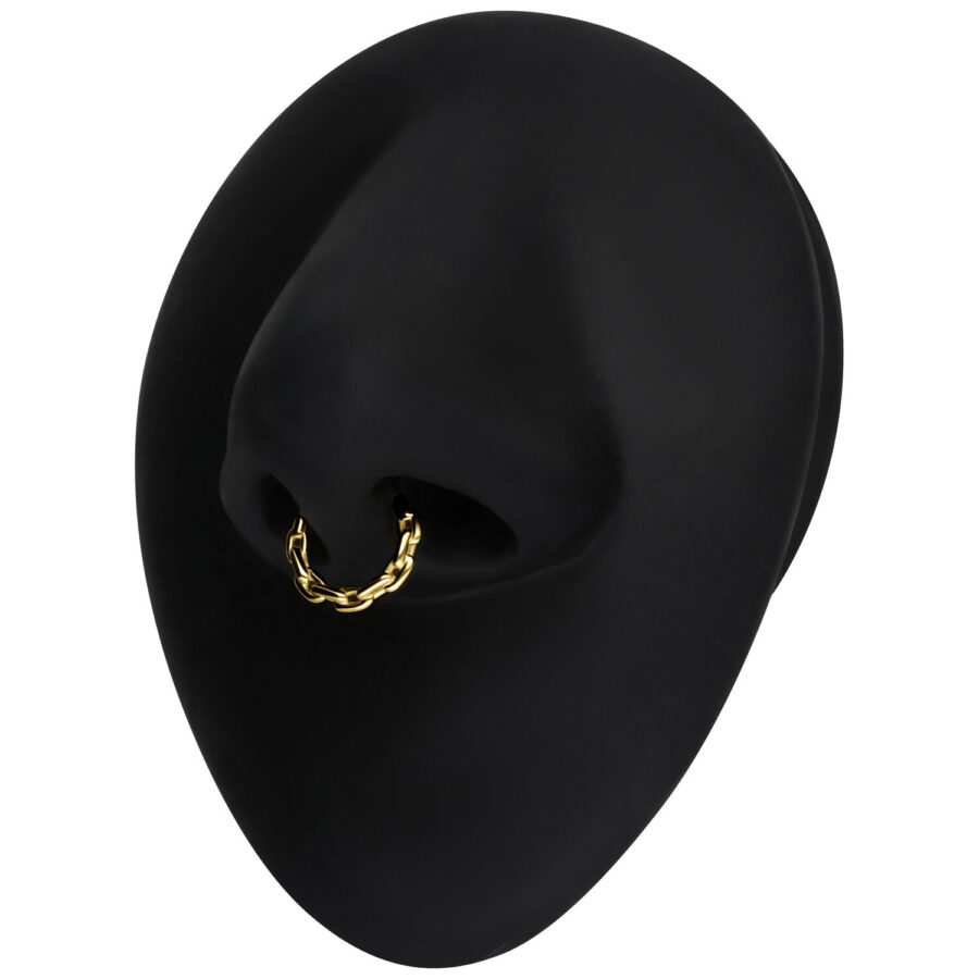 Goldener Septum Ring mit Kettenmuster auf schwarzem Hintergrund präsentiert