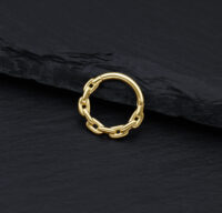 Goldener Kettenring aus 14K Gold auf schwarzem Hintergrund