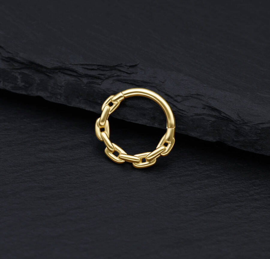 Goldener Kettenring aus 14K Gold auf schwarzem Hintergrund