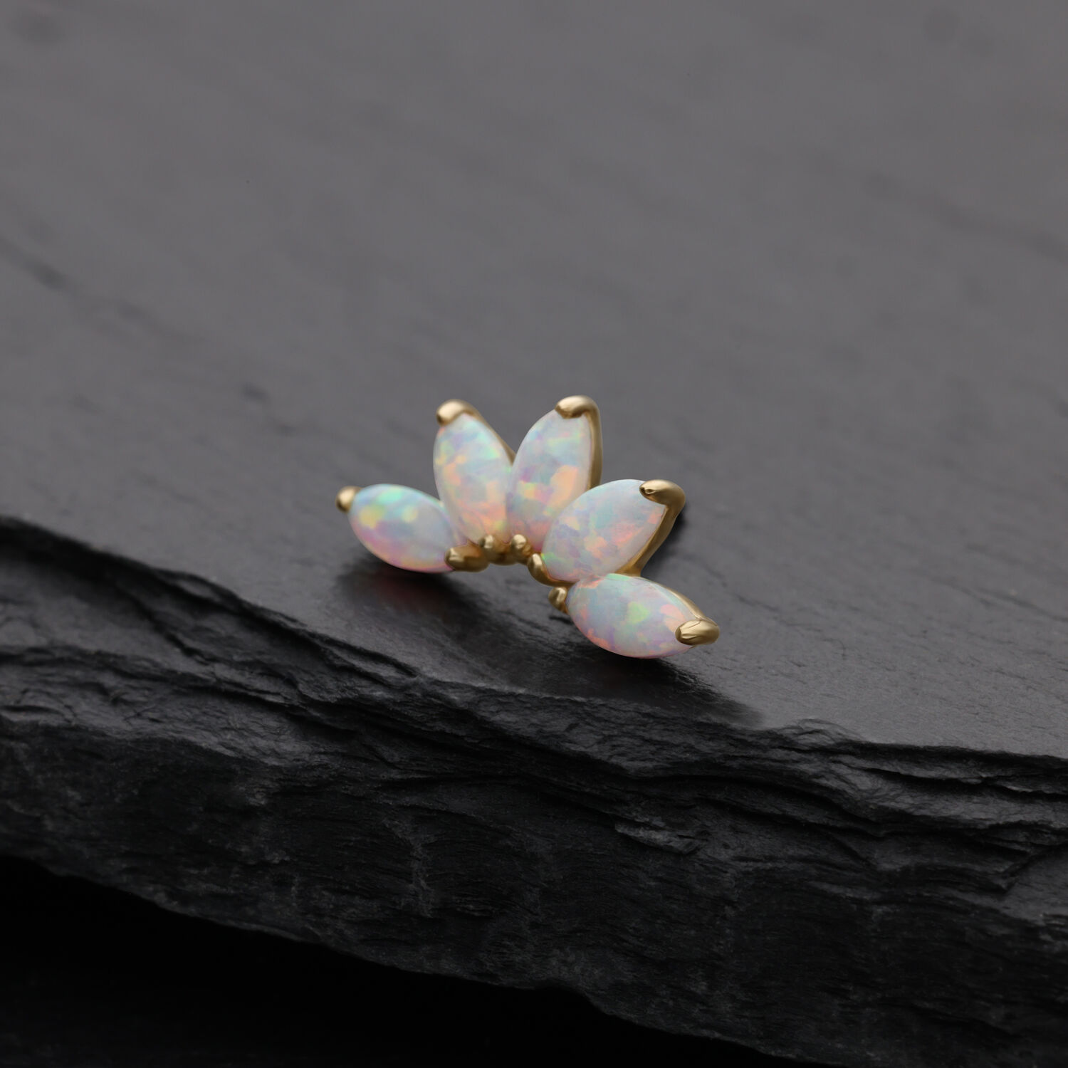 Goldener Aufsatz mit synthetischen Opalen auf schwarzem Hintergrund