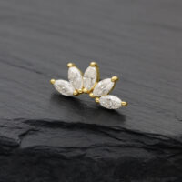 14K Gold Moissanit Aufsatz mit Push Fit Goldener Aufsatz mit klaren Moissanit-Steinen auf dunklem Hintergrund