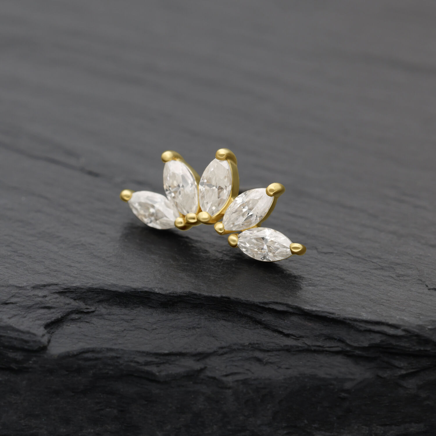 14K Gold Moissanit Aufsatz mit Push Fit Goldener Aufsatz mit klaren Moissanit-Steinen auf dunklem Hintergrund