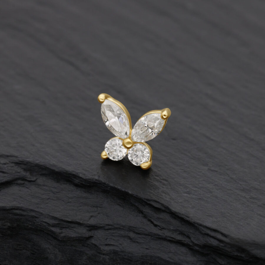 Goldener Schmetterling Aufsatz mit klaren Moissanit-Steinen auf schwarzem Hintergrund