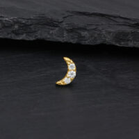 Goldener Mond-Aufsatz mit kristallklaren Moissanit-Steinen auf dunklem Hintergrund