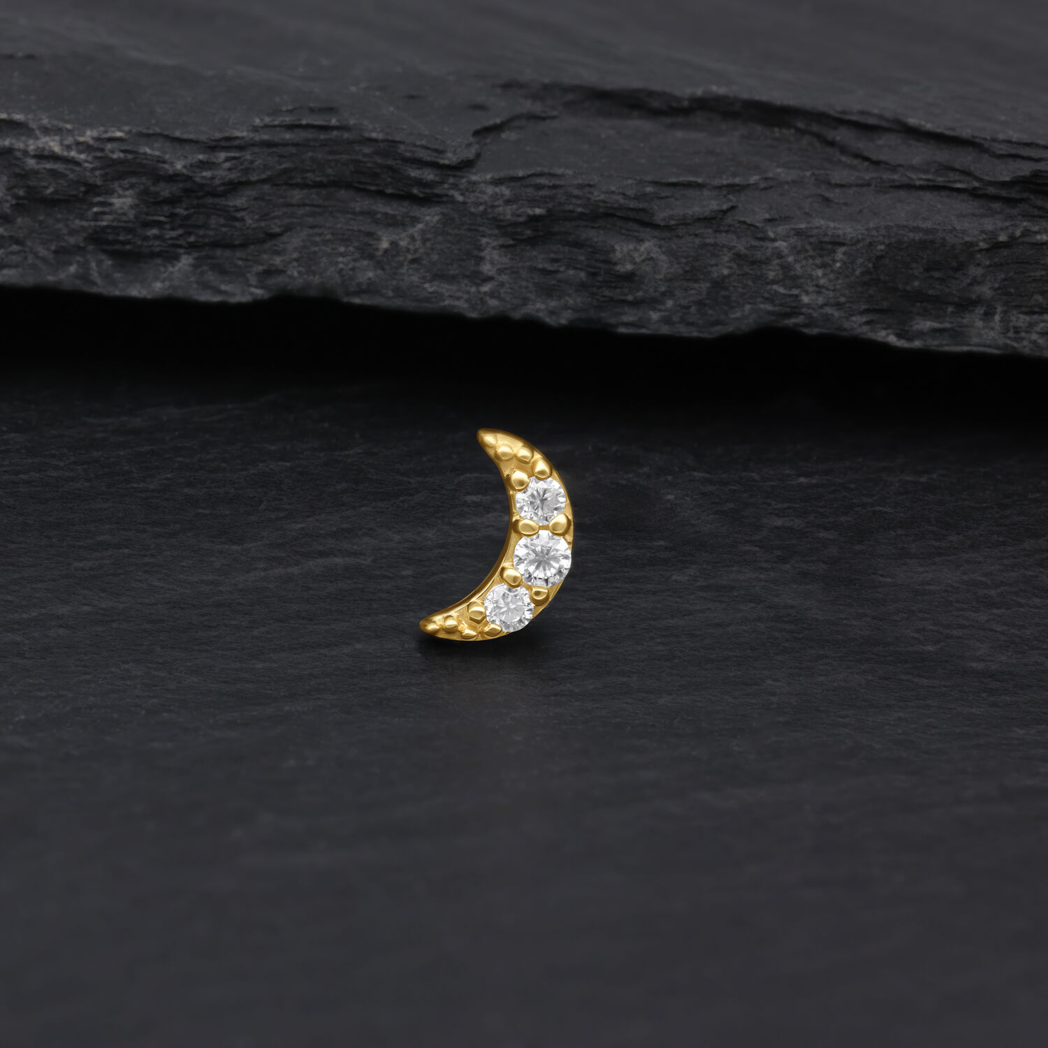 Goldener Mond-Aufsatz mit kristallklaren Moissanit-Steinen auf dunklem Hintergrund