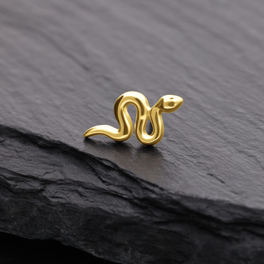 14K Gold Schlangenaufsatz auf schwarzem Schieferhintergrund
