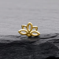 14K Gold Lotus Aufsatz für Piercings Lotusförmiger Aufsatz aus 14K Gold auf grauem Stein