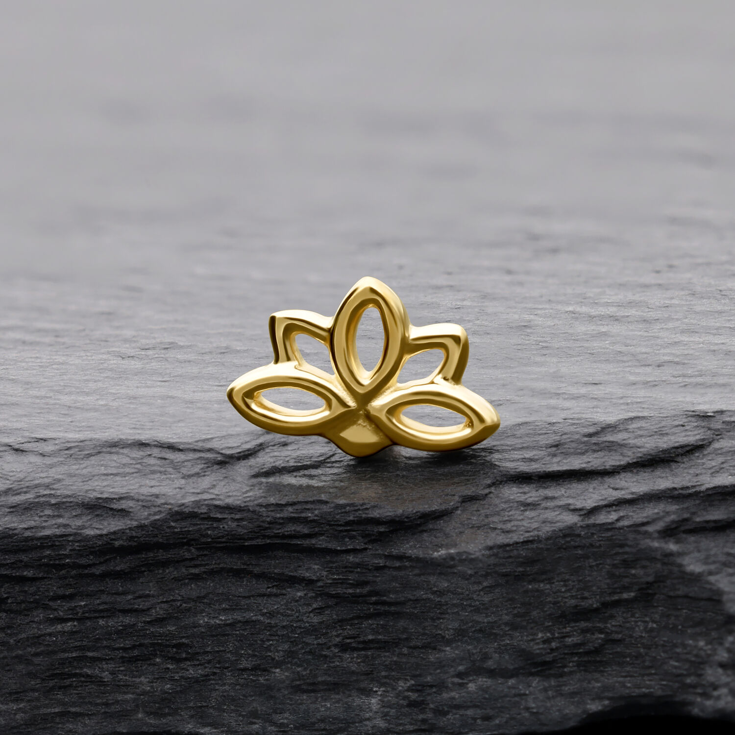 14K Gold Lotus Aufsatz für Piercings Lotusförmiger Aufsatz aus 14K Gold auf grauem Stein