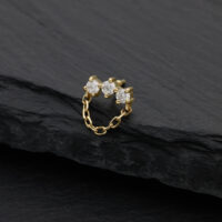14K Gold Moissanit Bogen mit Anhänger Goldener Moissanit Bogen mit Anhänger auf schwarzem Hintergrund
