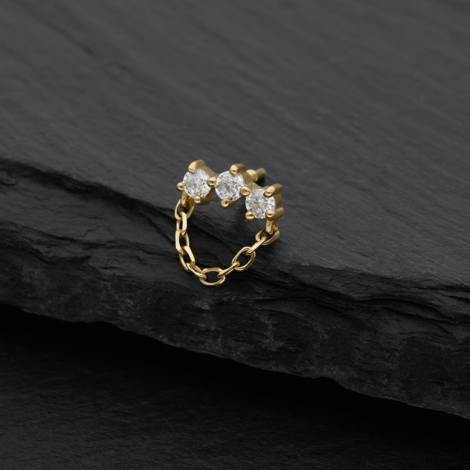 14K Gold Moissanit Bogen mit Anhänger Goldener Moissanit Bogen mit Anhänger auf schwarzem Hintergrund