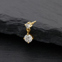 14K Gold Moissanit Aufsatz mit Anhänger 14K Gold Aufsatz mit Moissanit Kristall auf schwarzem Hintergrund