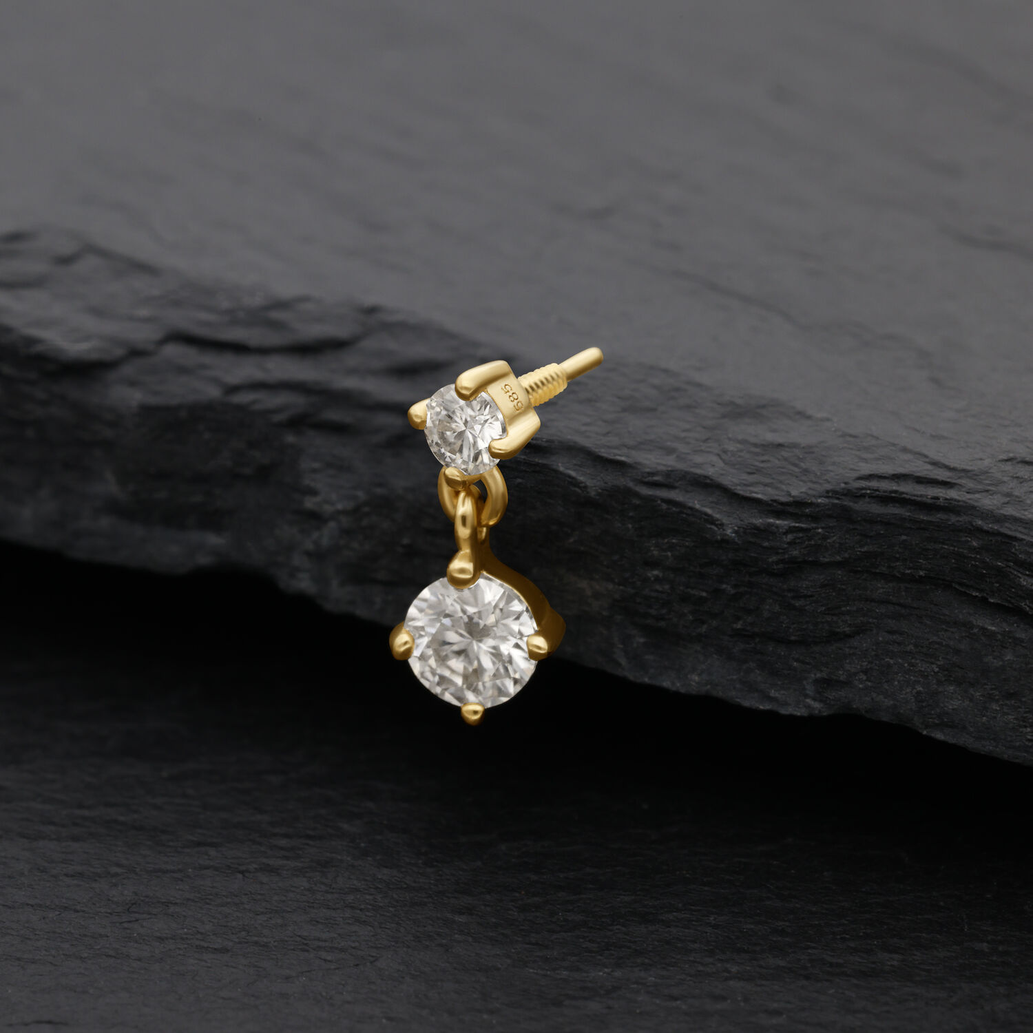 14K Gold Moissanit Aufsatz mit Anhänger 14K Gold Aufsatz mit Moissanit Kristall auf schwarzem Hintergrund