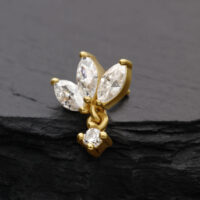 14K Gold Moissanit Lotus Aufsatz Goldener Lotus-Aufsatz mit Moissanit-Steinen auf dunklem Hintergrund