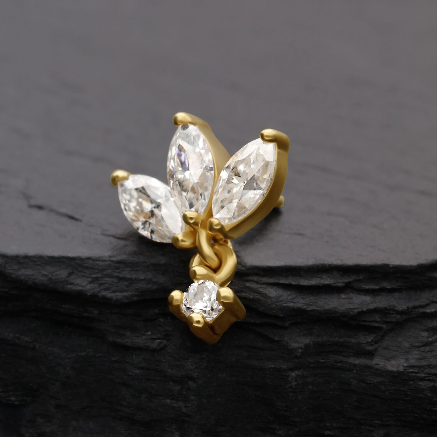 14K Gold Moissanit Lotus Aufsatz Goldener Lotus-Aufsatz mit Moissanit-Steinen auf dunklem Hintergrund