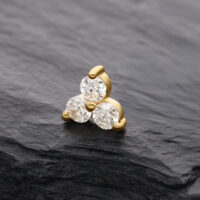 14K Gold Moissanit Trinity Aufsatz 3.5mm Goldener 14K Aufsatz mit drei Moissanit-Steinen auf schwarzem Hintergrund