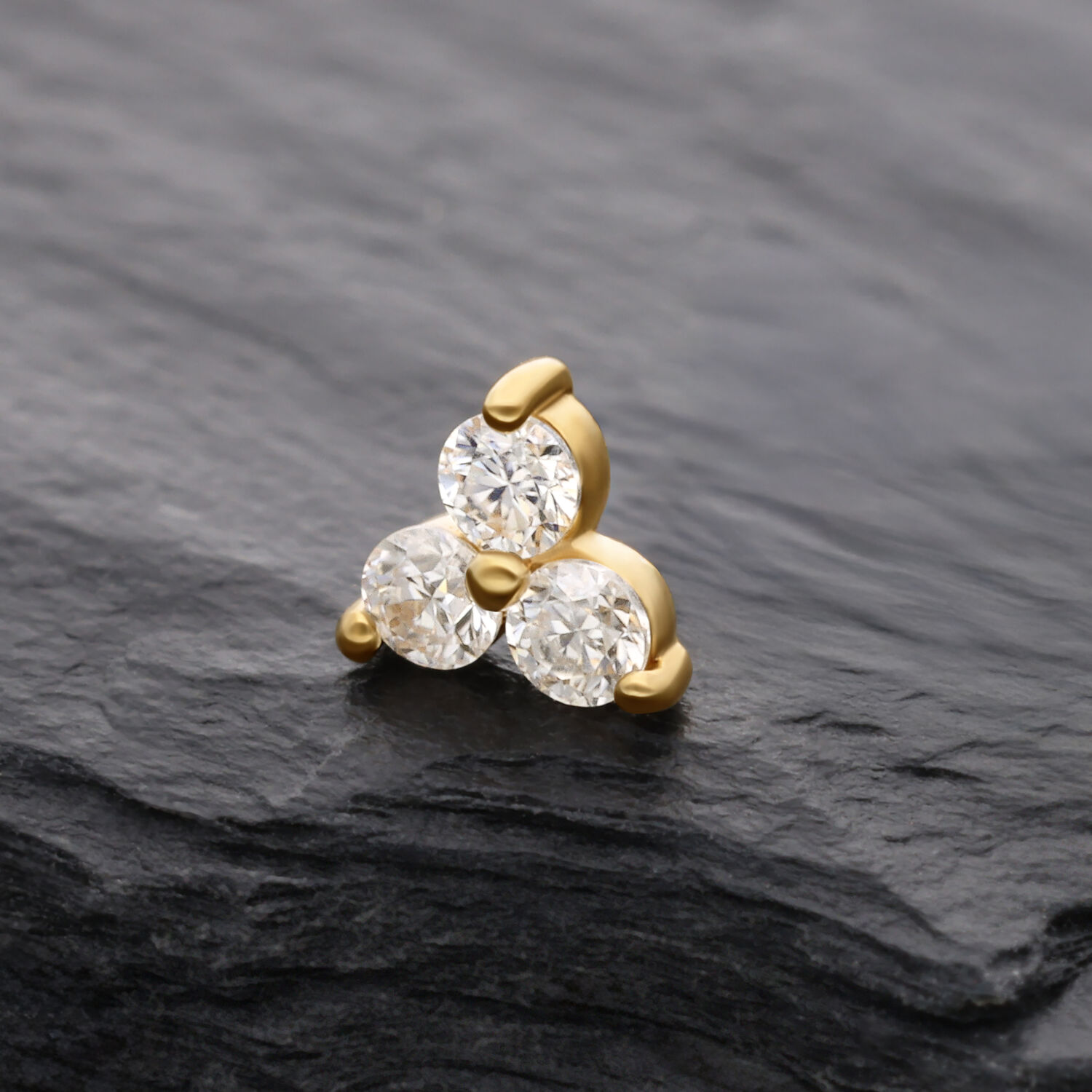 14K Gold Moissanit Trinity Aufsatz 3.5mm Goldener 14K Aufsatz mit drei Moissanit-Steinen auf schwarzem Hintergrund