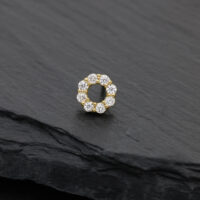 14K Gold Moissanit Kranz Aufsatz Goldener Piercingaufsatz in Kranzform mit Moissanitsteinen auf schwarzem Hintergrund