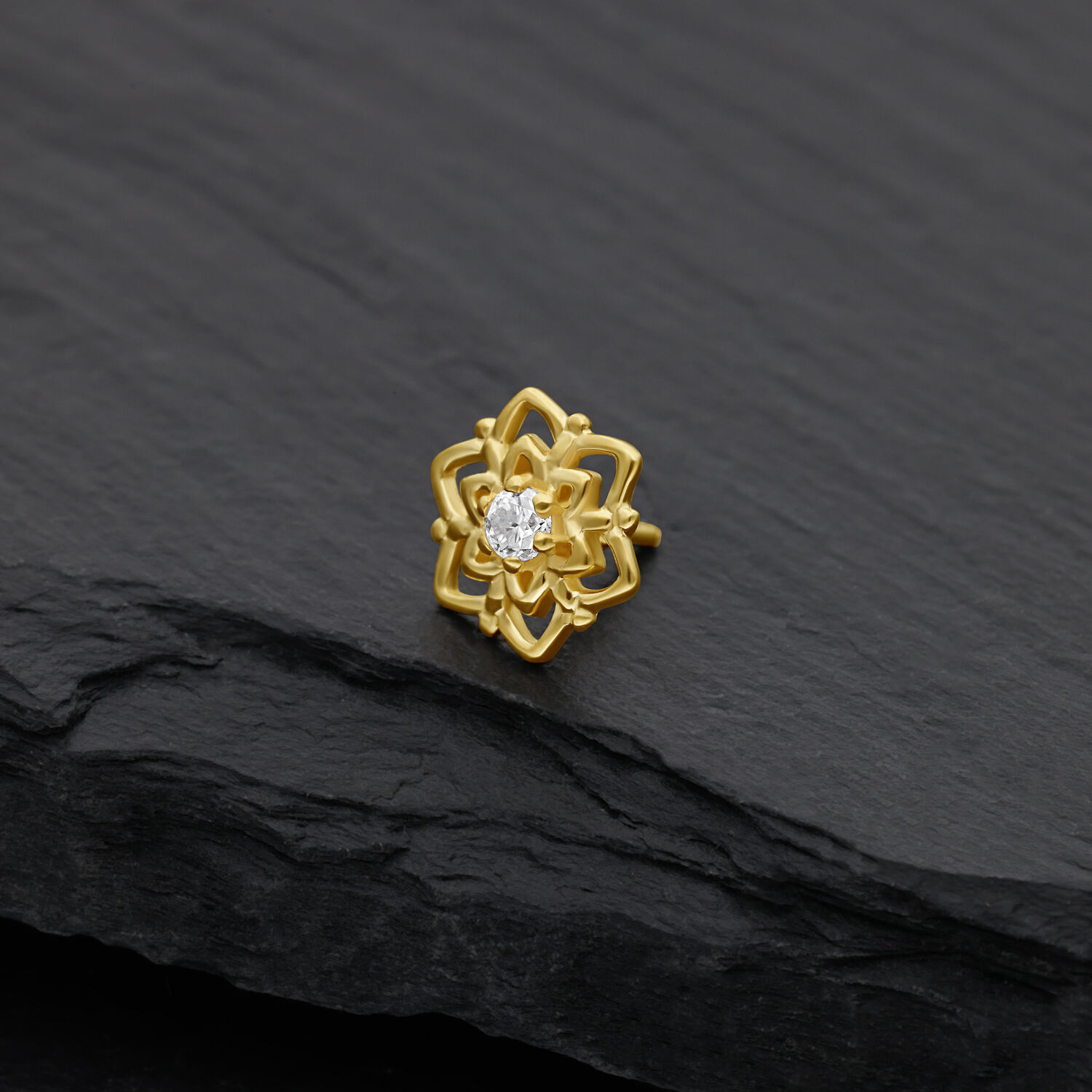 14K Gold Moissanit Blumenaufsatz Goldener Blumenaufsatz mit Moissanit auf schwarzem Schiefer