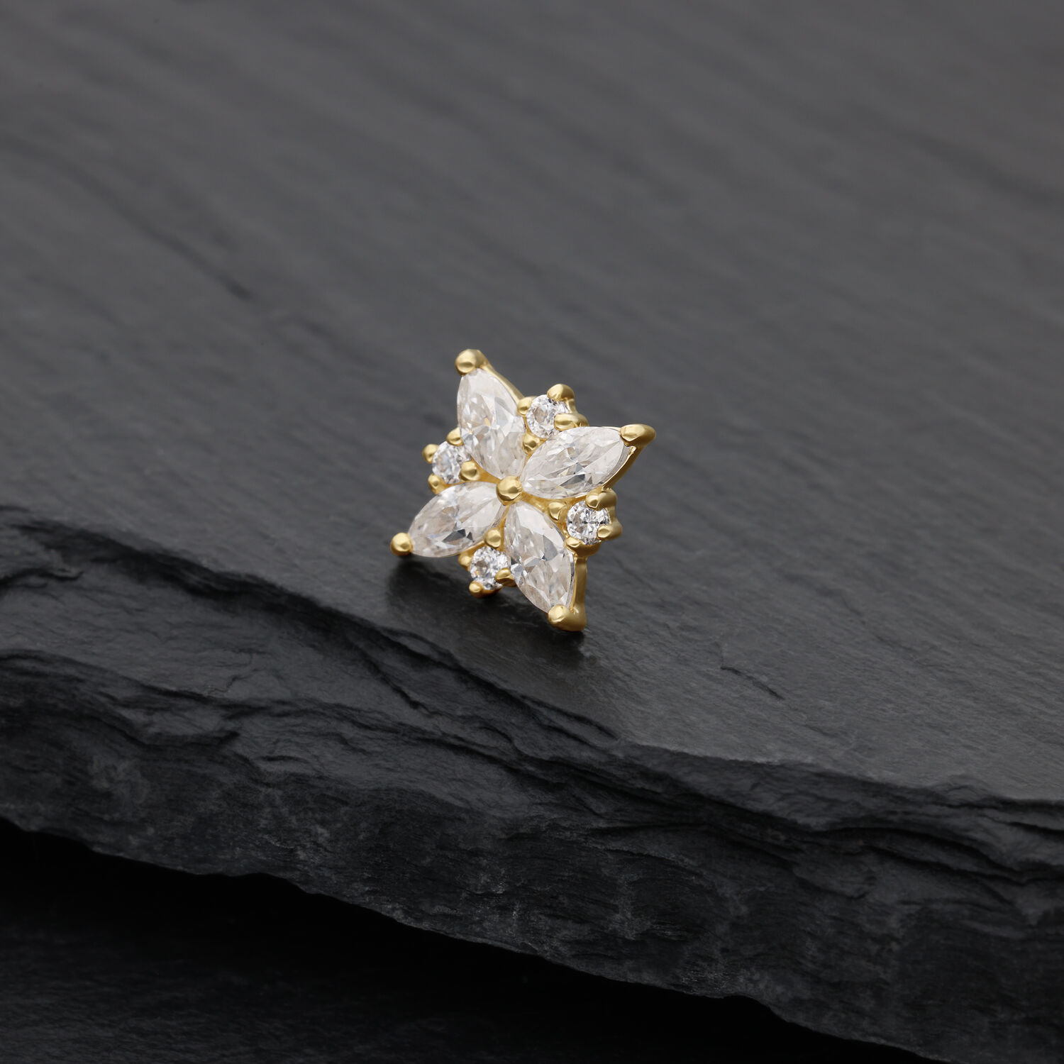 14K Gold Moissanit Blütenaufsatz Goldener Moissanit Blütenaufsatz auf schwarzem Schiefer