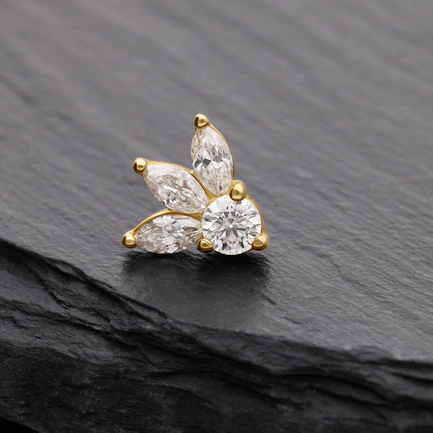 14K Gold Lotus Moissanit Aufsatz Goldener Lotus-Aufsatz mit Moissanit auf schwarzem Stein