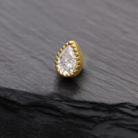 14K Gold Moissanit Tropfenaufsatz Goldener Moissanit Aufsatz in Tropfenform auf grauem Hintergrund