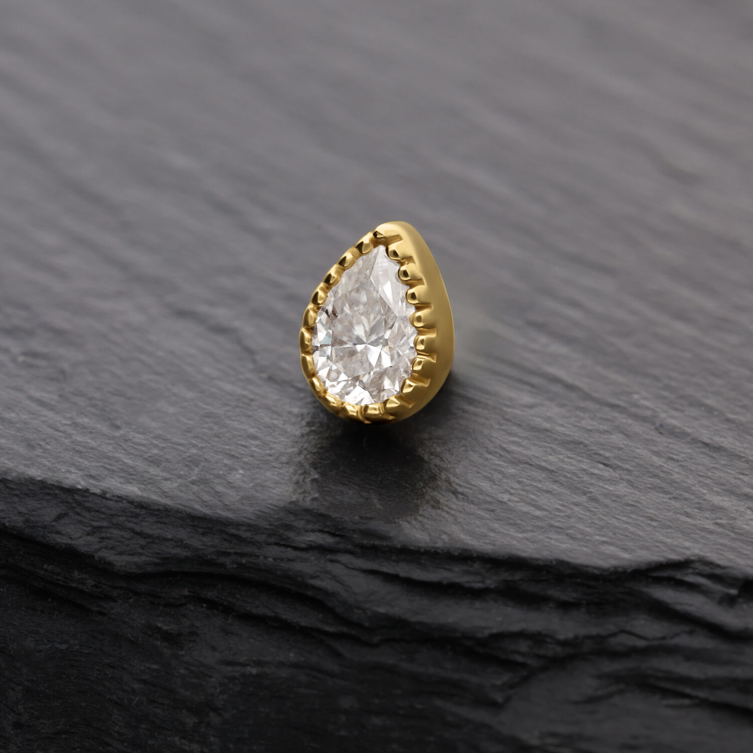 14K Gold Moissanit Tropfenaufsatz Goldener Moissanit Aufsatz in Tropfenform auf grauem Hintergrund