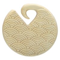 Waves Ohrgewichte aus Holz 8,5 mm Rundes Ohrgewicht aus hellem Holz mit Wellenmuster auf weißem Hintergrund