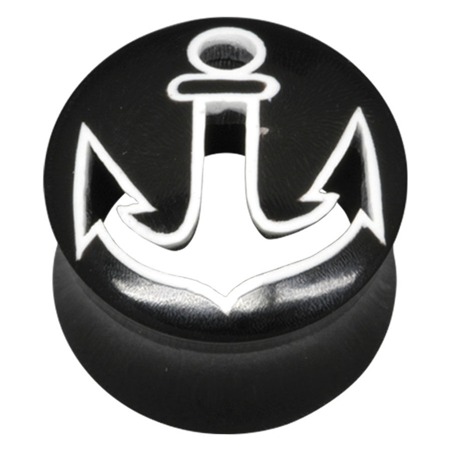 Schwarzer Horn Plug mit Anker Design Schwarzer Plug aus Horn mit weißem Anker-Motiv auf neutralem Hintergrund