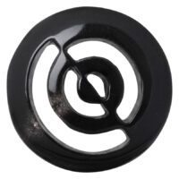 Schwarzer Buffalo Horn Tunnel Plug Schwarzer, runder Buffalo Horn Tunnel mit Cut Out Design auf weißem Hintergrund