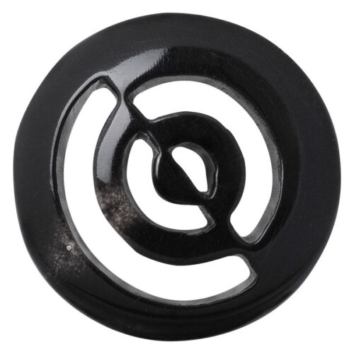 Schwarzer, runder Buffalo Horn Tunnel mit Cut Out Design auf weißem Hintergrund