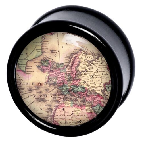 Schwarzer Plug mit antiker Europa-Karte auf hellem Hintergrund