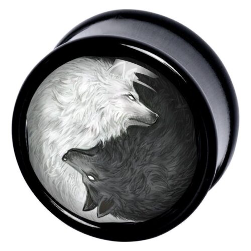 Schwarzer Plug mit Yin-Yang-Wolfsmotiv auf weißem Hintergrund