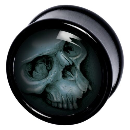 Schwarzer Plug mit grauem Totenkopf-Design auf dunklem Hintergrund