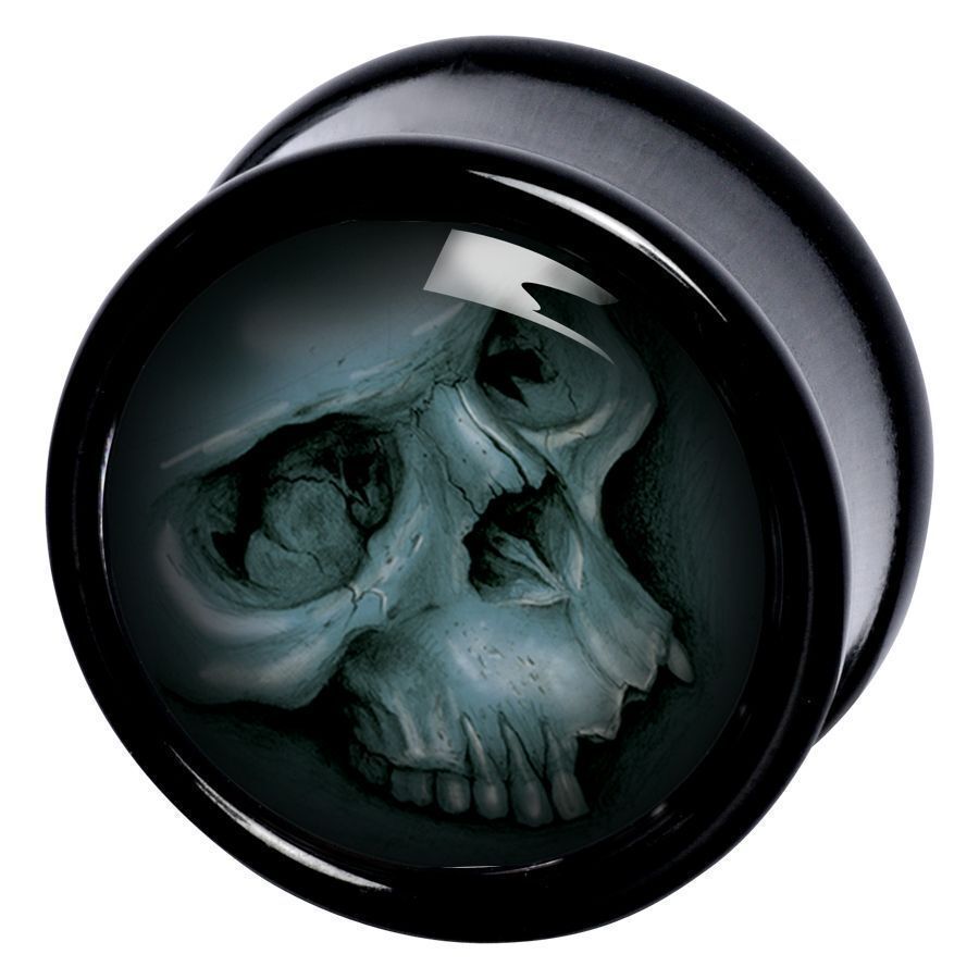 Grauer Skull-Ohrring aus PMMA Schwarzer Plug mit grauem Totenkopf-Design auf dunklem Hintergrund