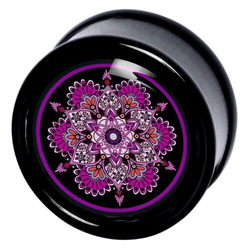 Schwarzer Plug mit lila Mandala-Design auf weißem Hintergrund