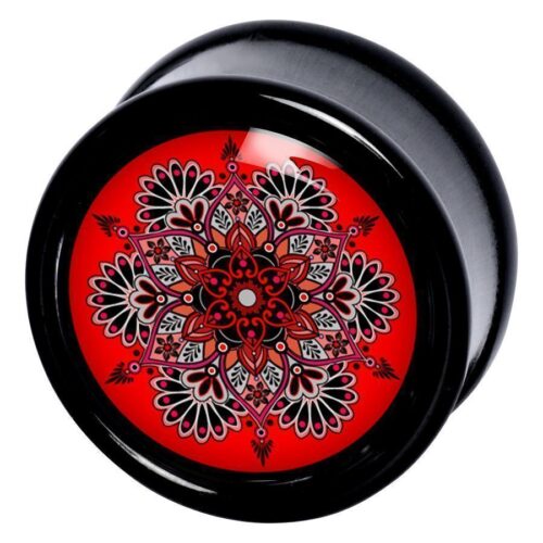 Schwarzer Plug mit roter Mandala-Verzierung auf weißem Hintergrund