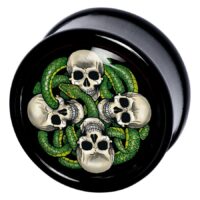 Schwarzer Plug mit grünen Schlangen und Totenköpfen auf schwarzem Hintergrund
