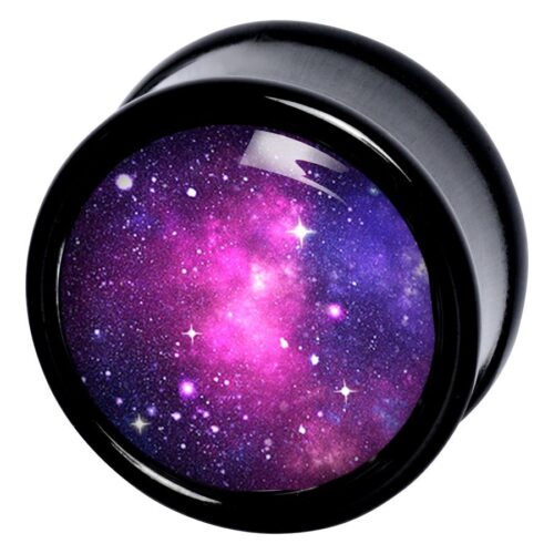 Runder Plug mit pink-lila Galaxie-Design auf schwarzem Hintergrund