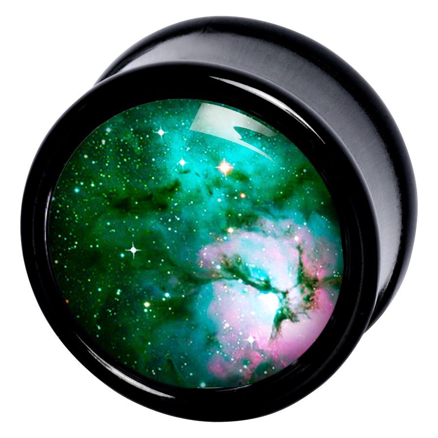 Grüner Galaxy Plug aus PMMA Runder Plug mit grüner Galaxie und schwarzem Rand auf weißem Hintergrund