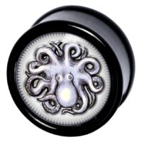 Schwarzer Plug mit silbernem Octopus-Motiv auf weißem Hintergrund