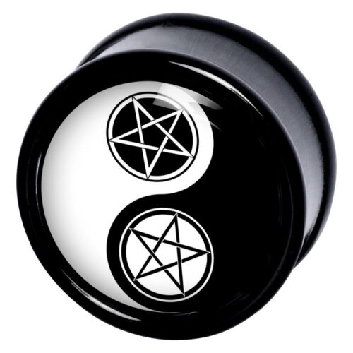 Runder Plug mit Yin-Yang-Motiv und Pentagrammen, schwarz-weiß, auf weißem Hintergrund