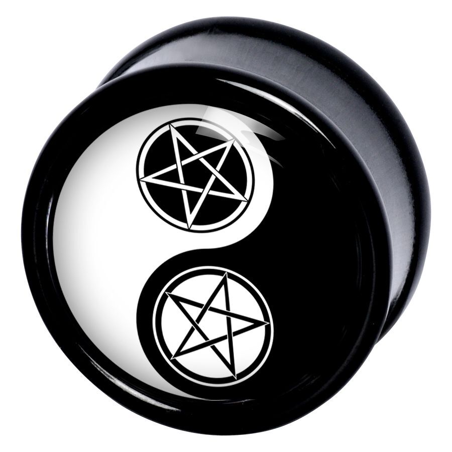 Runder Plug mit Yin-Yang-Motiv und Pentagrammen, schwarz-weiß, auf weißem Hintergrund
