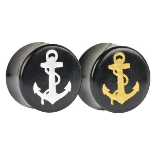 Zwei Ohr Plugs aus Holz mit Anker-Motiv, einer in Gold, einer in Silber, auf weißem Hintergrund