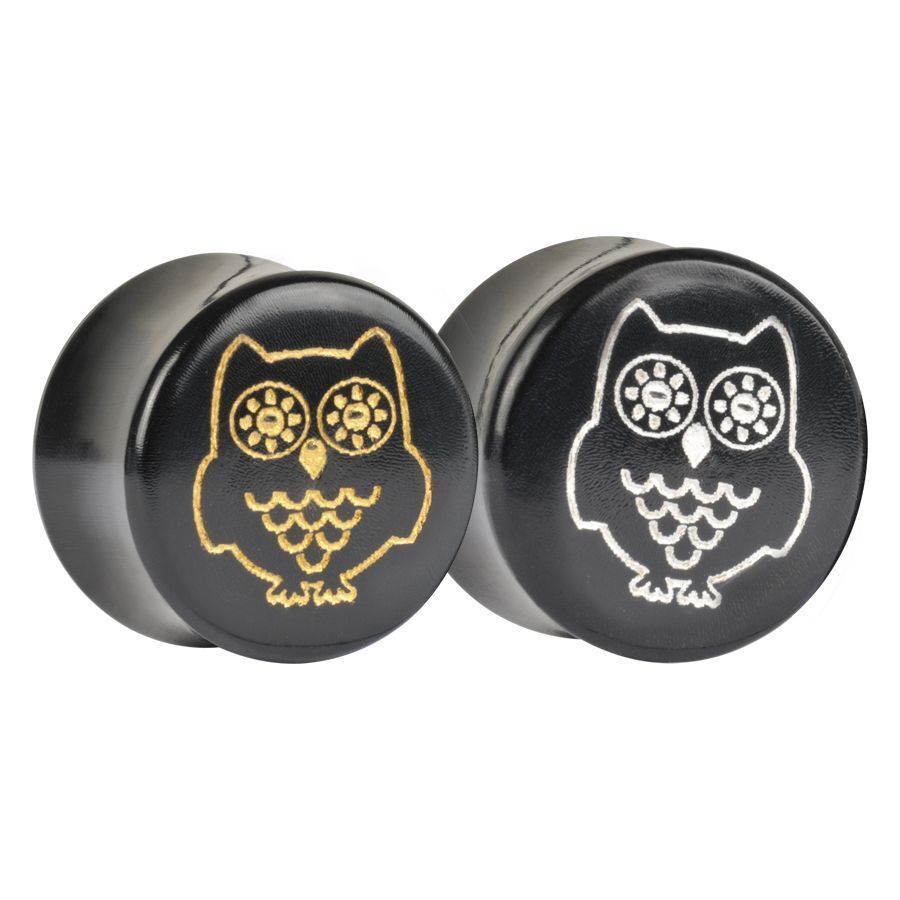 Gold- und Platin-Eulen Plug aus Horn Zwei runde Hornplugs mit Eulendesign in Gold und Platin auf weißem Hintergrund