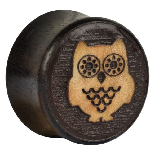 Runder Plug aus dunklem Sono Holz mit eingravierter Eule auf heller Vorderseite