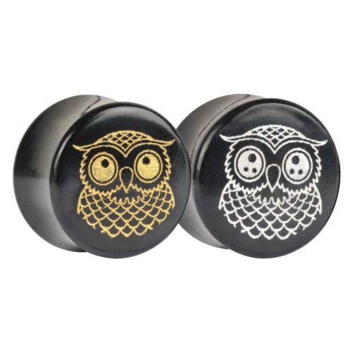 Zwei schwarze Horn-Plugs mit goldener und platinfarbener Eule auf weißem Hintergrund