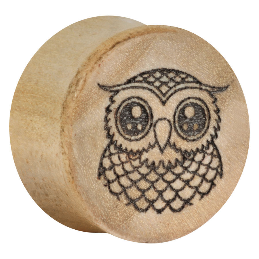 Holz Plug mit Eulenmotiv von Earganic Runder Holz Plug mit detailliertem Eulenmotiv auf hellem Hintergrund