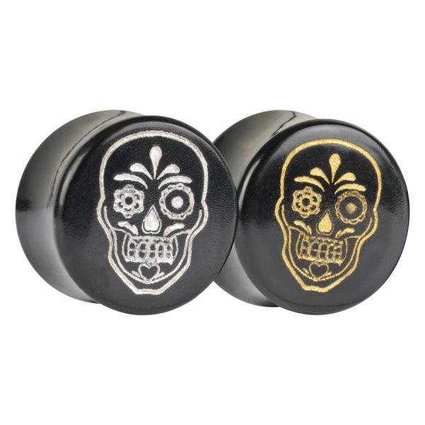 Mexikanischer Totenkopf Plug aus Horn Zwei schwarze Hornplugs mit goldener und platinfarbener Totenkopfgravur auf weißem Hintergrund