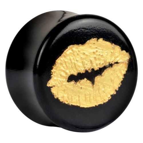 Schwarzer Horn Plug mit goldfarbenem Lippenabdruck auf weißem Hintergrund